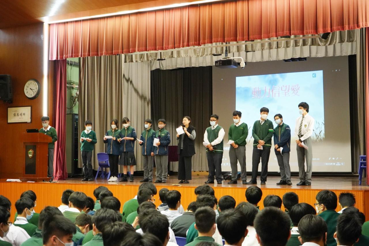 李校長與同學高歌一曲「動力信望愛」。