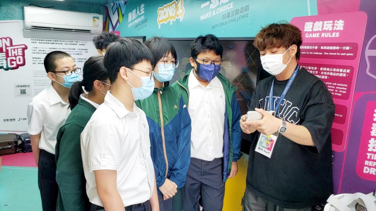 配戴VR裝備前細心聆聽工作人員講解