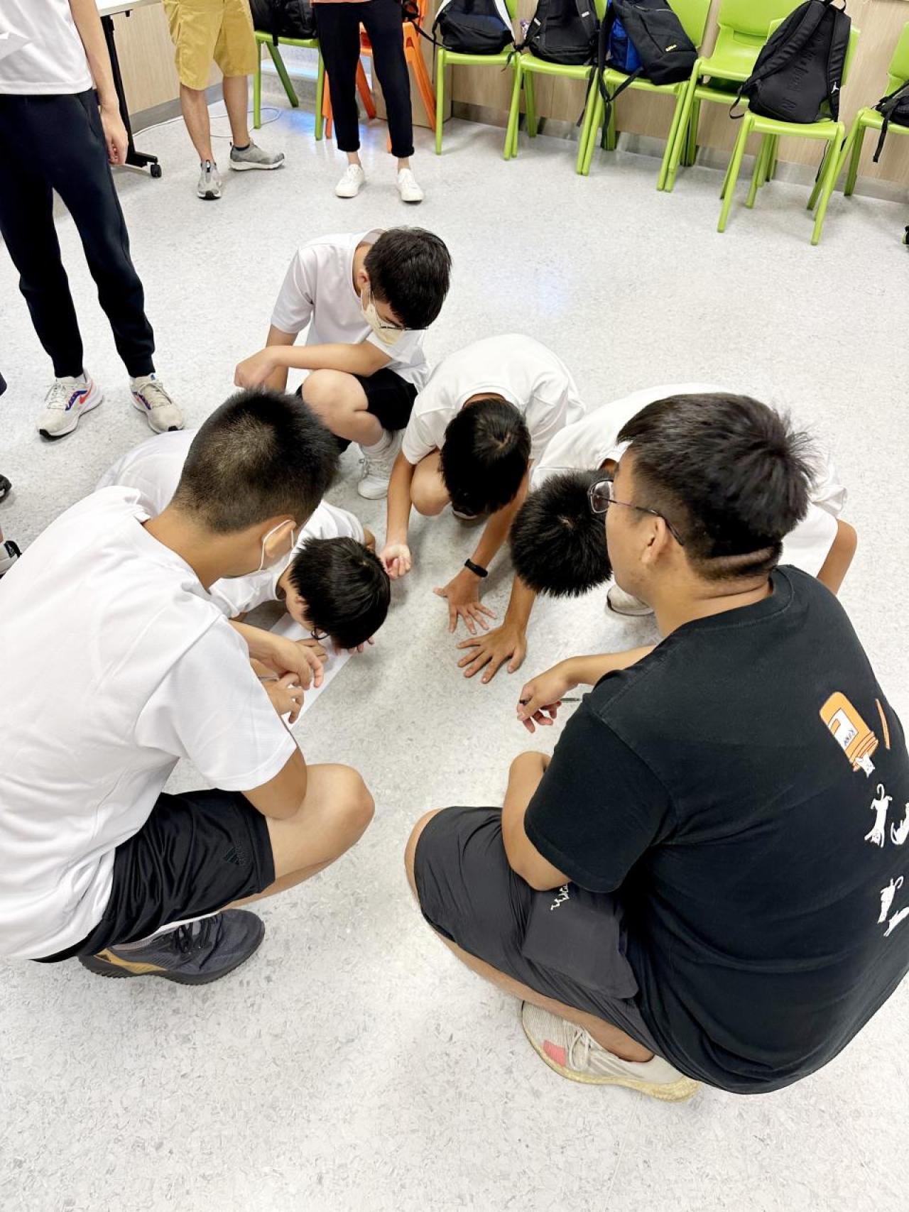 在導師帶領下，同學爭分奪秒完成任務。