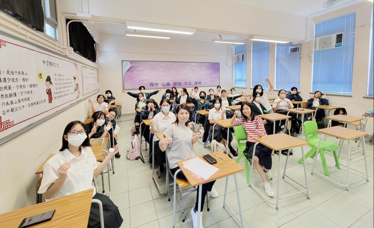 完成工作坊後，講者、老師、社工和一眾女生合照留念