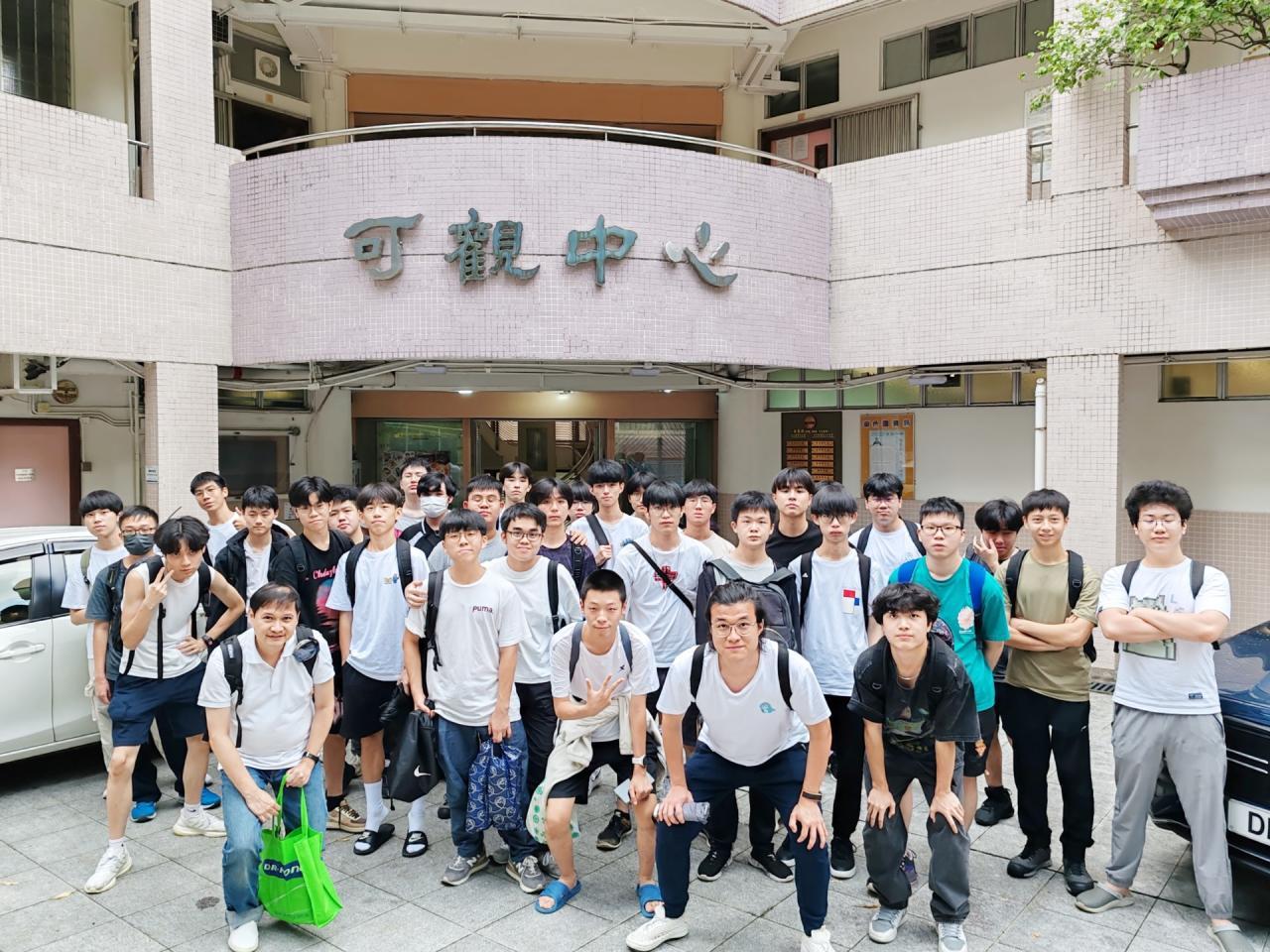 5x2, 5x3 兩組生物科同學在可覲自然教育中心正門外的大合照