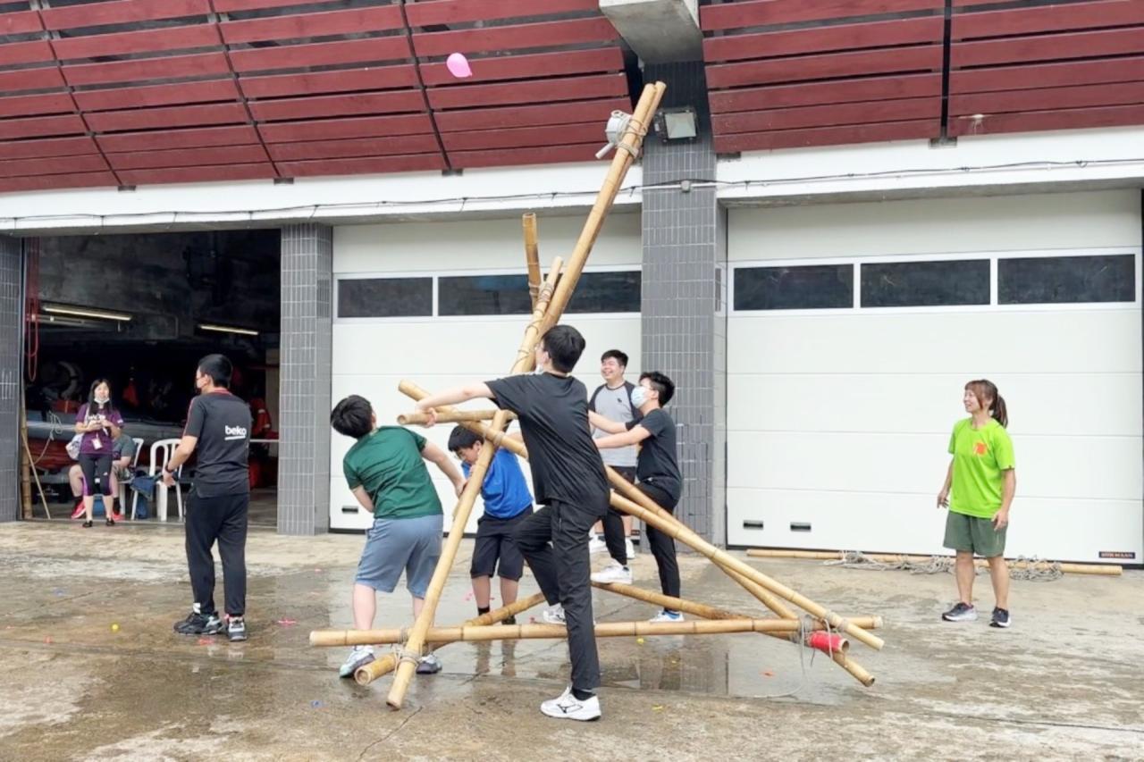  同學互相合作製作積木。