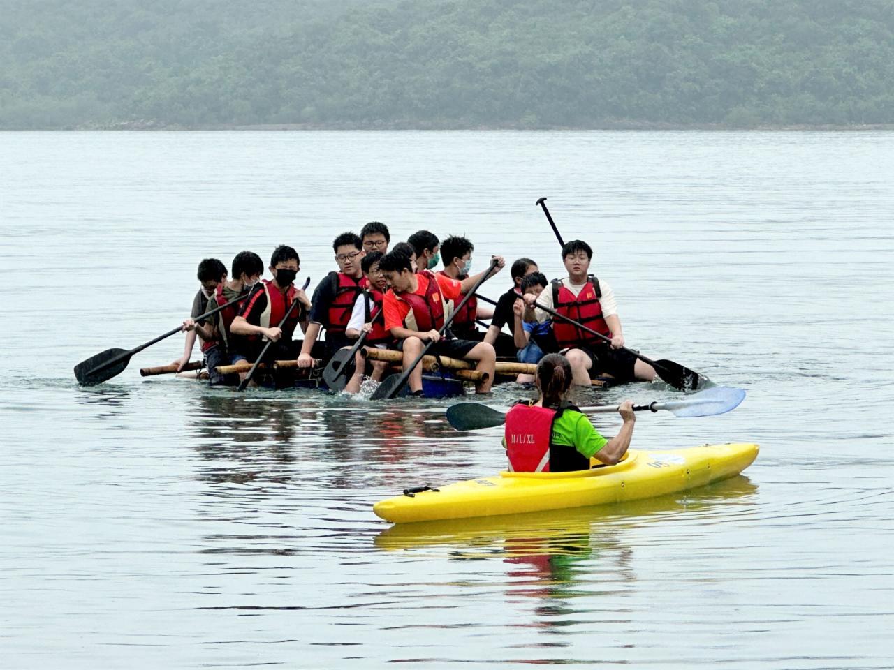 一·眾隊員聚精會神地聆聽野外定向的指定任務。