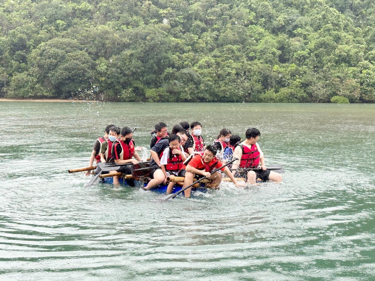 完成任務後，大家在紅白格仔拍照留念，誌記一起勇闖「格仔山」。