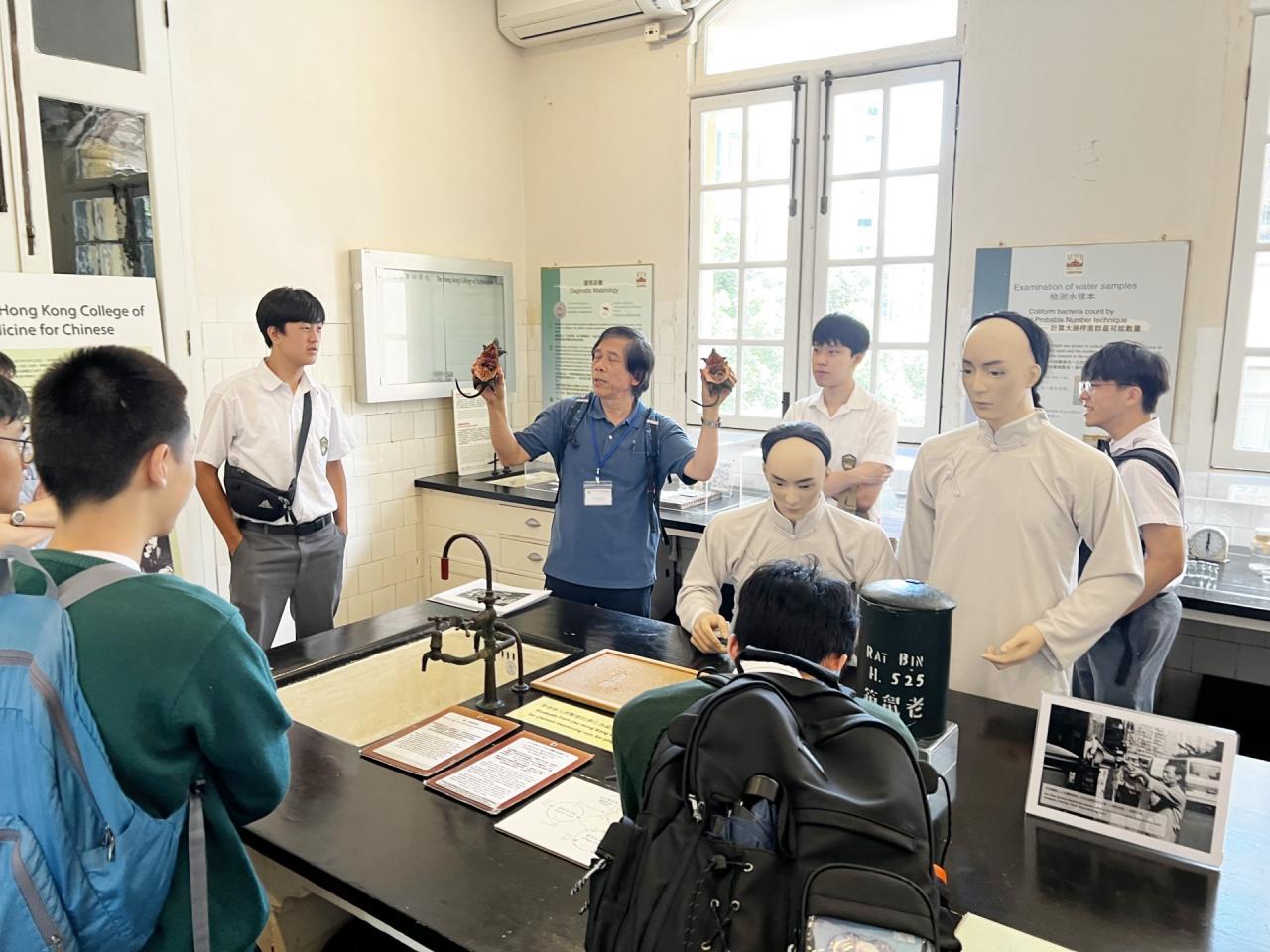 導賞員講解香港早期的防疫方法