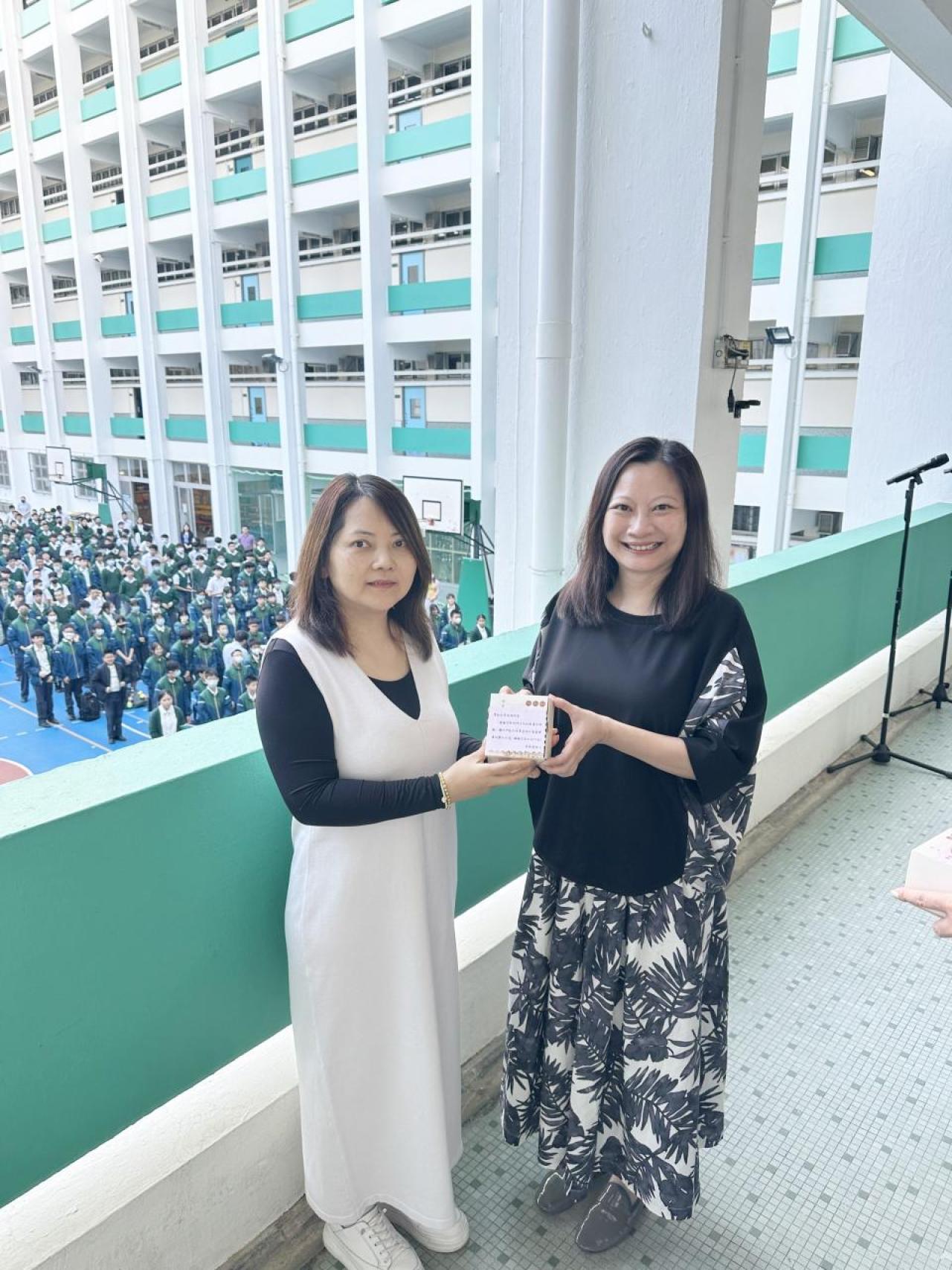 家教會主席李羅加旭女士致送禮物予校長