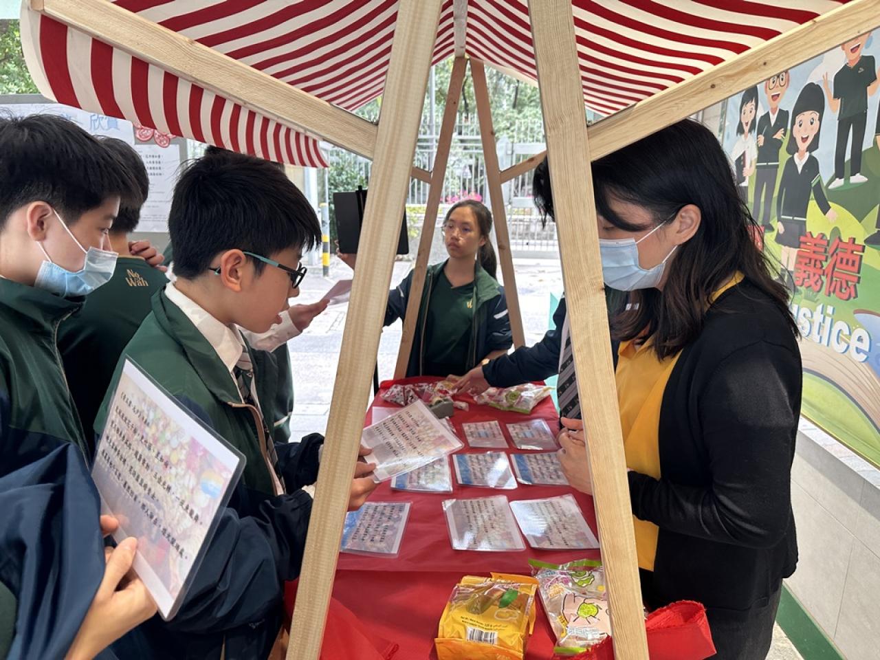 同學正在用普通話朗讀與元宵有關的詩詞