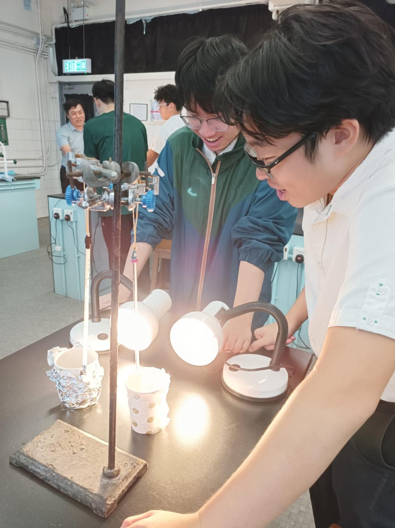 STEM WEEK化學實驗活動(2025-26) 學生們在實驗室親手測試模擬隔熱盾物料的耐高溫特性，並探究航天服面料的特殊纖維，認識太空科技中的尖端材料科學。