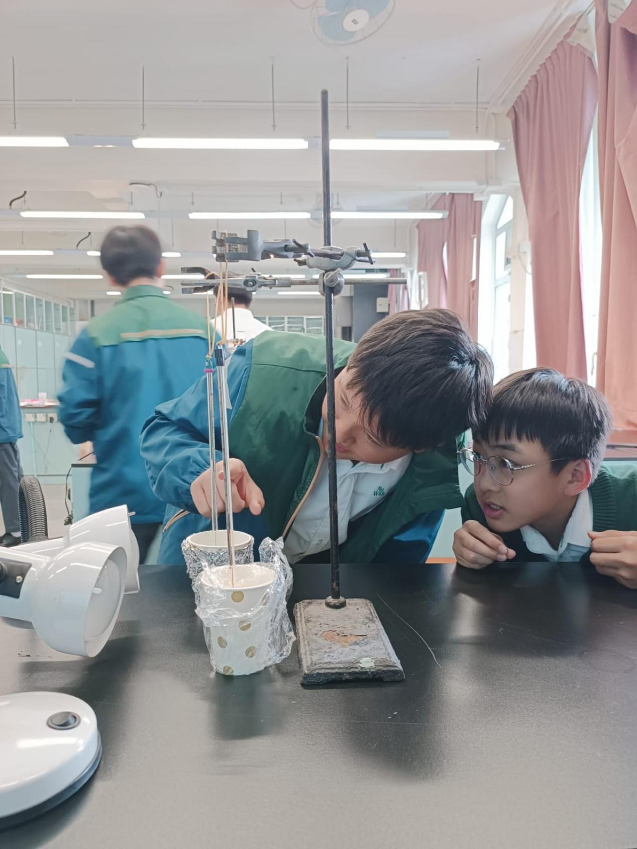 STEM WEEK化學實驗活動(2025-26) 學生們在實驗室親手測試模擬隔熱盾物料的耐高溫特性，並探究航天服面料的特殊纖維，認識太空科技中的尖端材料科學。