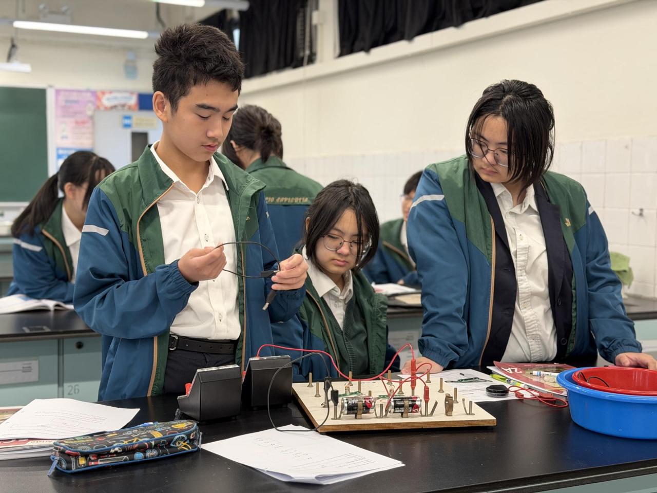 本科設有校本實驗評核，同學每循環周需進行一次實驗，評核內容包括實驗技能及撰寫實驗報告。