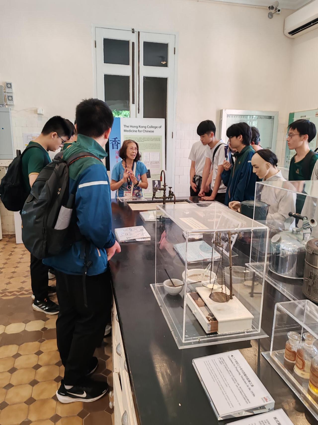 導賞員講解香港早期的防疫方法