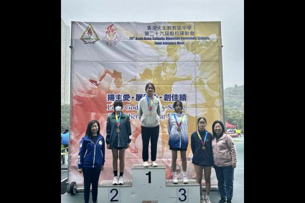 女子女子丙組100米跨欄第二名 - 1D李嘉盈